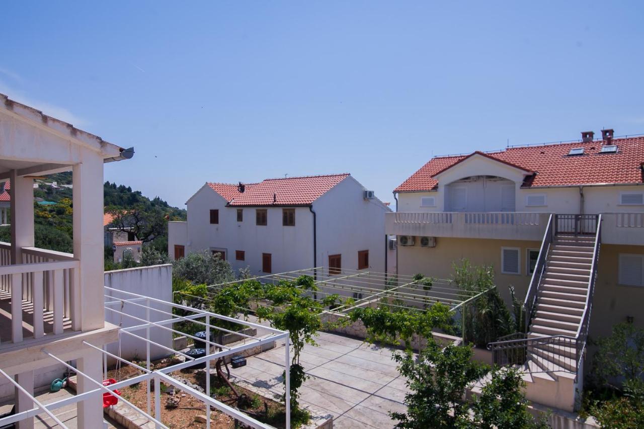Family Apartments Brach 波尔 外观 照片